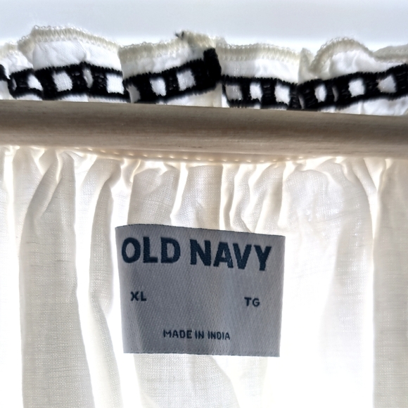 NWT Beautiful Off-white Embroidered Dress with Pockets - Picture 4 of 9